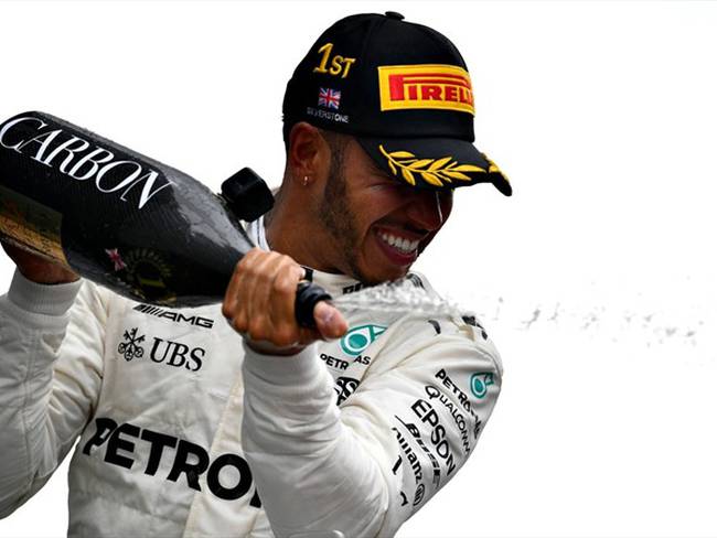 Lewis Hamilton festeja su triunfo. Foto: Getty Images