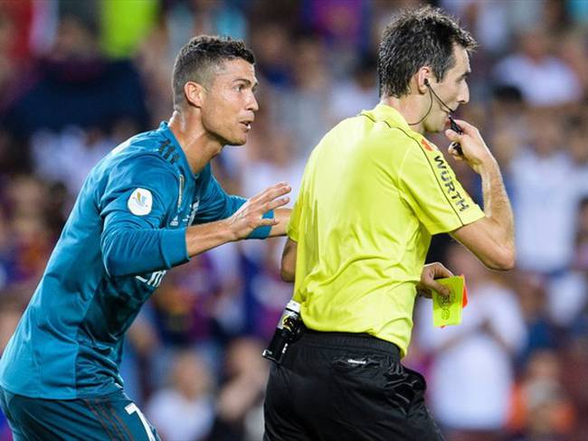 Cristiano Ronaldo empuja a árbitro . Foto: Getty Images