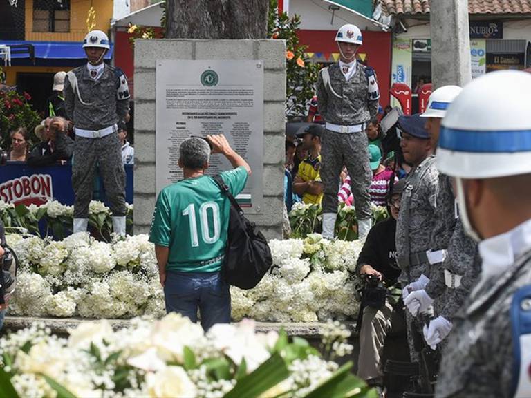 La afición homenajeó al Chapecoense. Foto: Getty Images