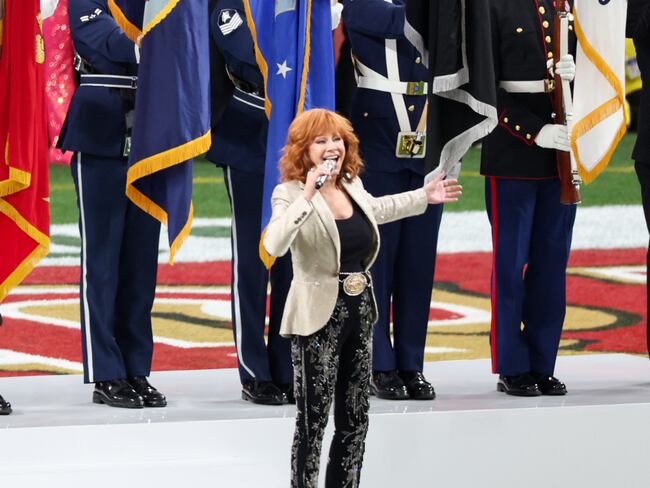 Emotiva interpretación de Reba McEntire del Himno Nacional en el Super Bowl 2024
