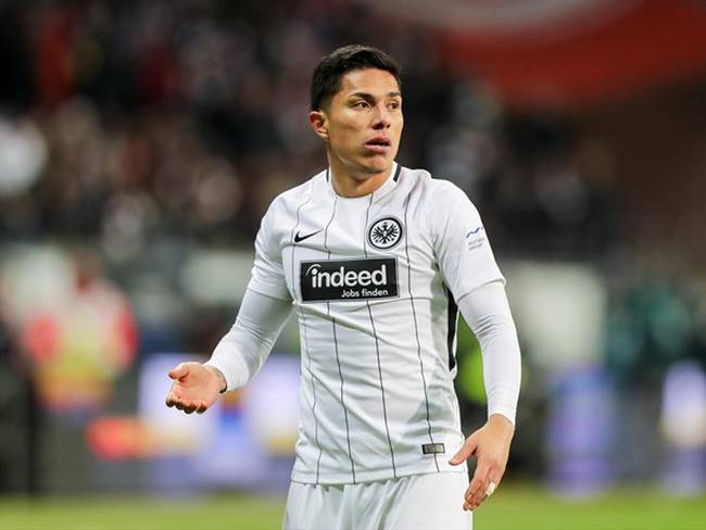 Carlos Salcedo fue comprado por el Eintracht Frankfurt