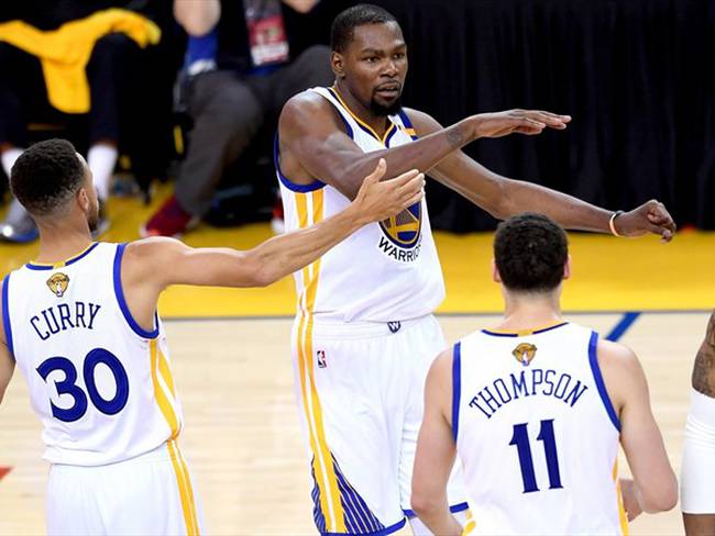 Curry y Durant anotaron 65 puntos entre los dos. Foto: Getty