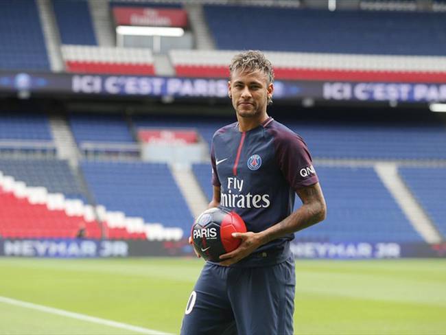 Neymar ya posa con la camiseta de su nuevo equipo. Foto: Getty Images