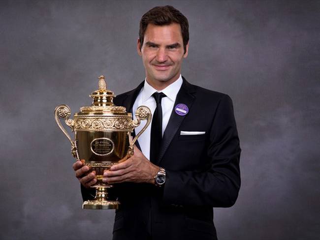 Roger Federer con su trofeo de Wimbledon. Foto: Getty Images