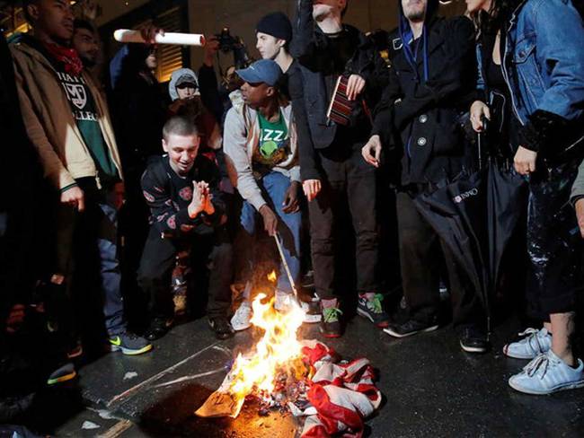 Manifestantes queman tenis . Foto: W Deportes