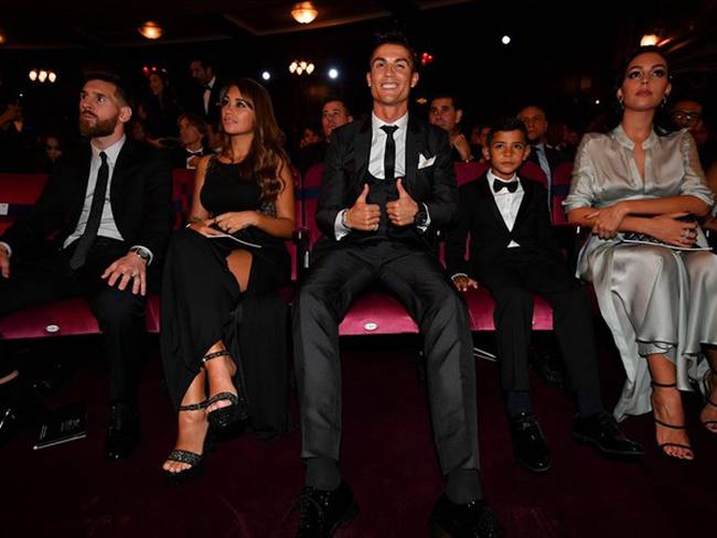 Lionel Messi y Cristiano Ronaldo con sus esposas. Foto: