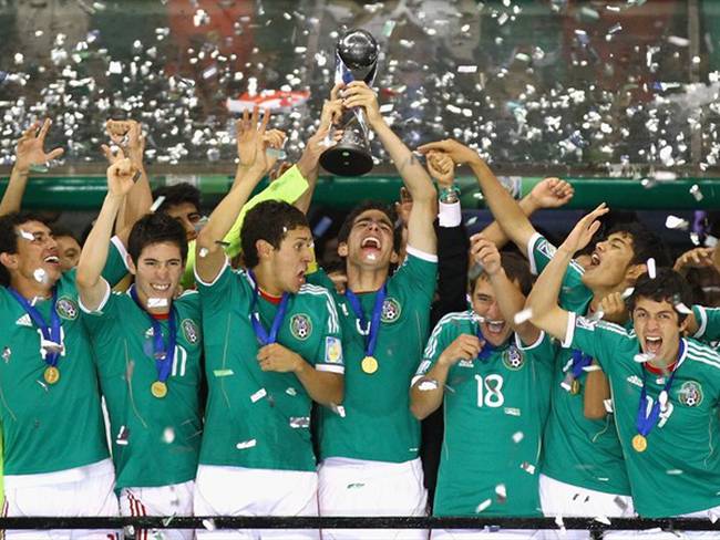 Los jugadores levantan el trofeo de campeones del mundo Sub-17. Foto: Getty Images