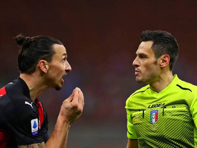 Zlatan Ibrahimovic reclama a árbitro. Foto: Getty Images