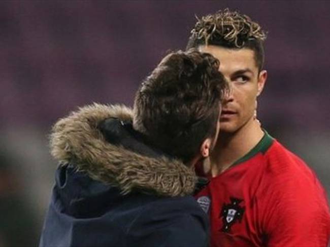 Fan besando a Cristiano Ronaldo . Foto:Getty Images