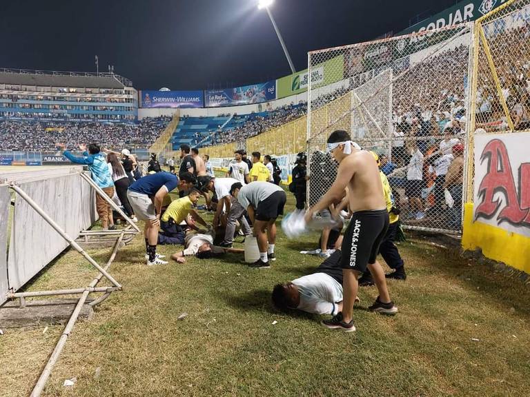 Suspenden el futbol en el Salvador por tragedia