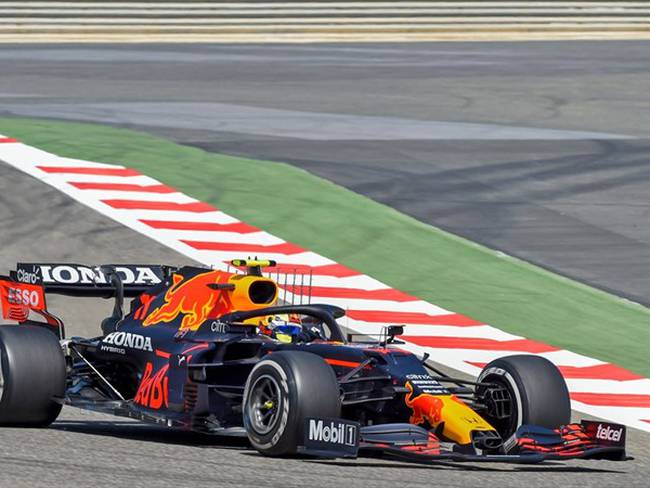 Sergio Pérez conduciendo su Red Bull . Foto: Getty Images