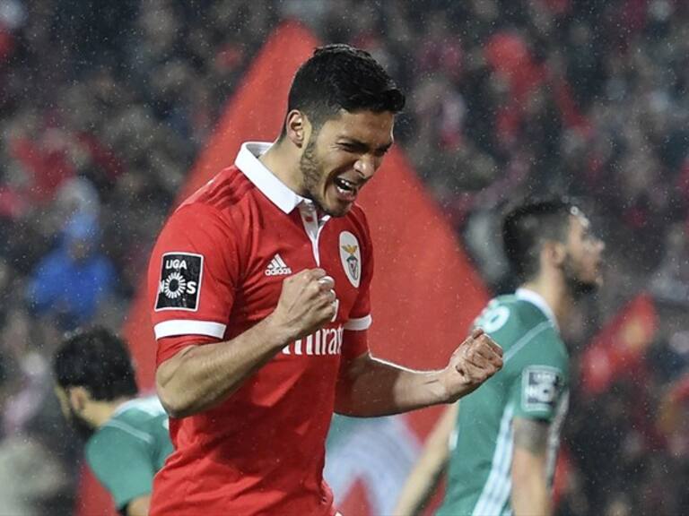 Raúl Jimenez festeja su anotación con el Benfica. Foto: