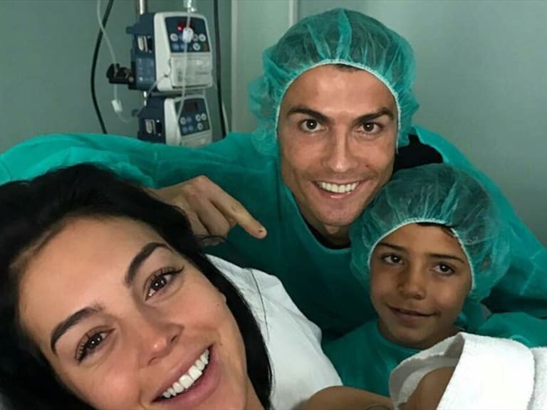 Cristiano Ronaldo y su familia . Foto: Twitter