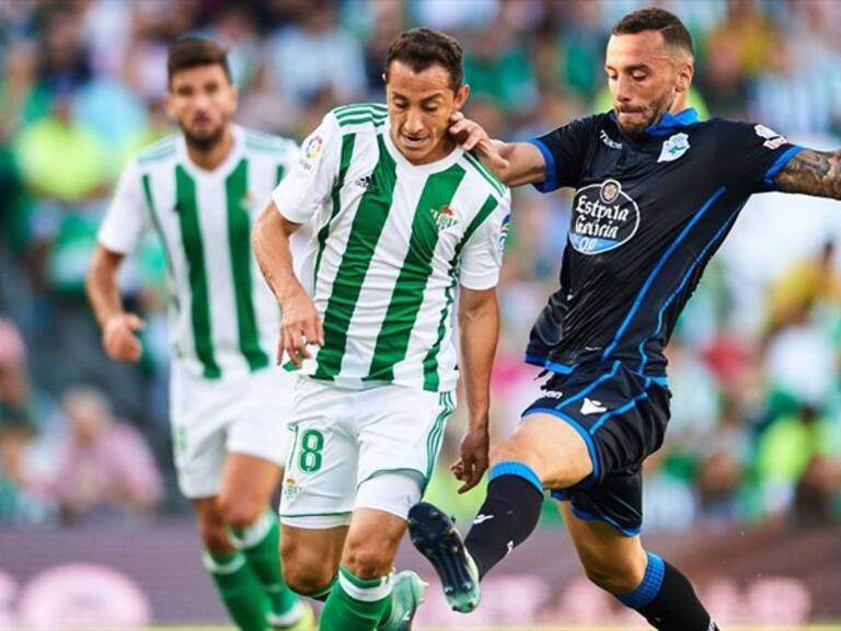 Andrés Guardado disputa un balón. Foto: Getty Images