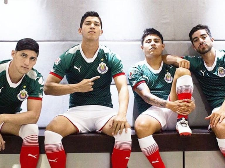 Jugadores de chivas con el nuevo uniforme. Foto: Twitter