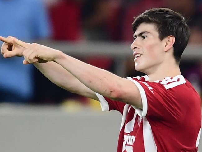 Hormiga González brilla en Europa con doblete y asistencia en el Olympiacos