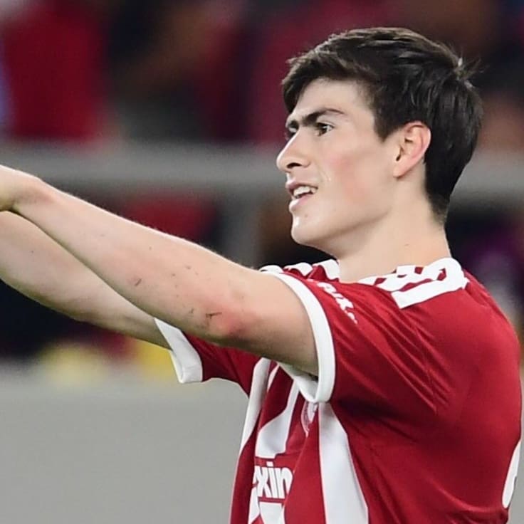 Hormiga González brilla en Europa con doblete y asistencia en el Olympiacos