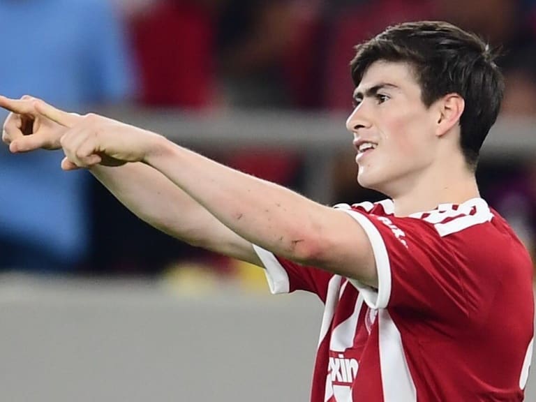 Hormiga González brilla en Europa con doblete y asistencia en el Olympiacos