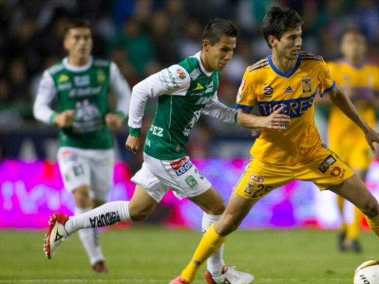 Jugadores disputan un balón. Foto: Getty Images