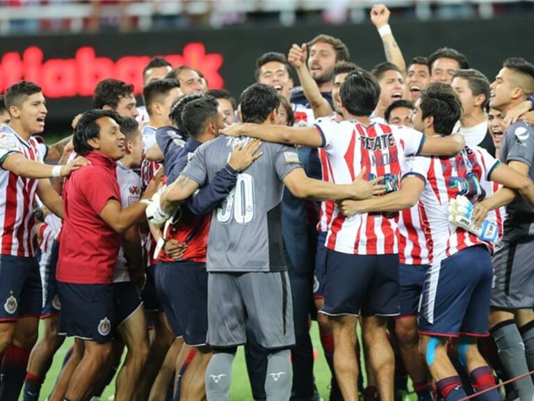 Las Chivas festejan su campeonato de Concacaf. Foto: Getty Images