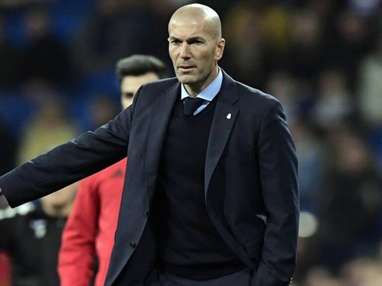 Zinedine Zidane mira desesperadamente la derrota de su equipo. Foto: Getty Images