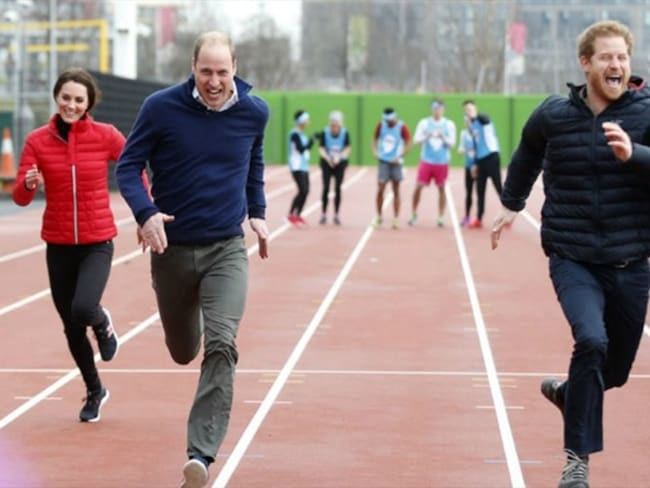 Los Duques de Cambridge y el príncipe Harry corren al estilo de Usain Bolt