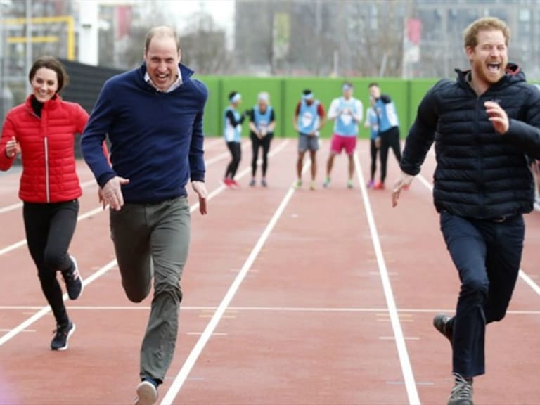 Los Duques de Cambridge y el príncipe Harry corren al estilo de Usain Bolt
