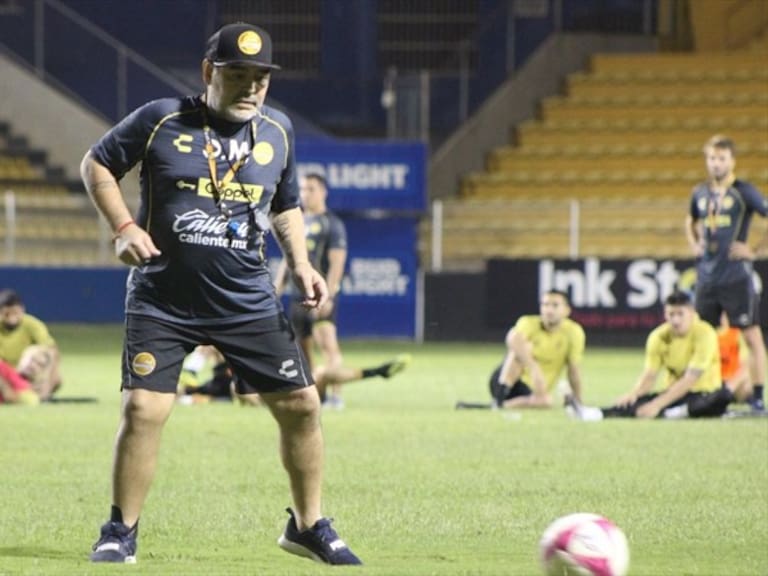 Diego Armando Maradona da regalos . Foto: Twitter, @Dorados