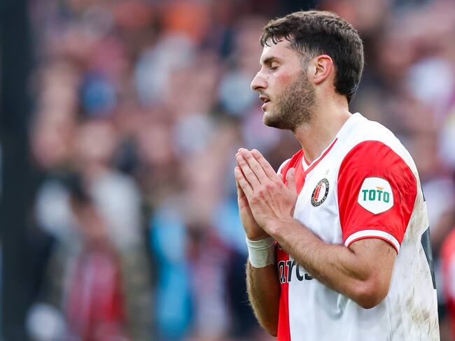 Santiago Giménez volvió a hacer gol; 8 partidos seguidos anotando