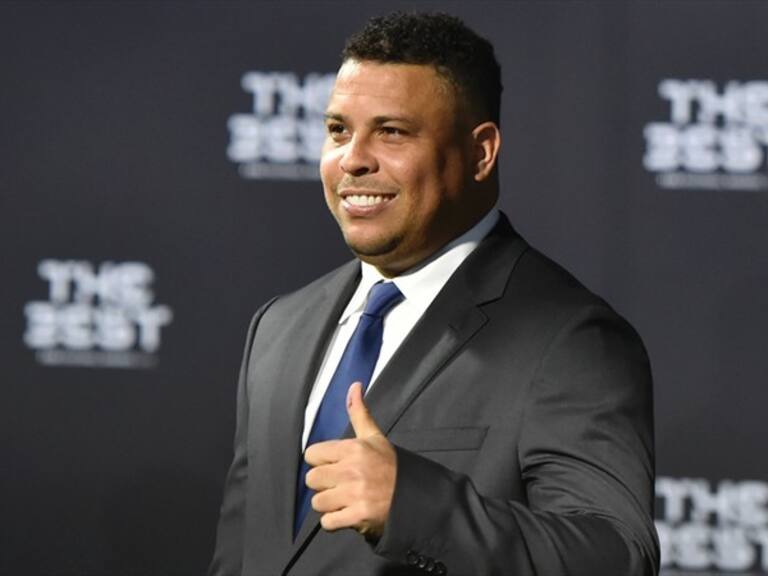 El ex futbolista Ronaldo también es hábil para jugar basquetbol. Foto: Getty Images