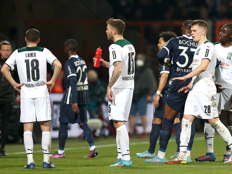 BOCHUM, GERMANY - MARCH 18: Stefan Lainer, Jordan Beyer and Matthias Ginter of Borussia Monchengladbach leave the field as the match is abandoned after beer throwing incident during the Bundesliga match between VfL Bochum and Borussia Mönchengladbach at Vonovia Ruhrstadion on March 18, 2022 in Bochum, Germany. (Photo by Dean Mouhtaropoulos/Getty Images)