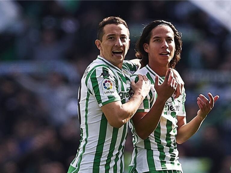 Diego Lainez y Andrés Guardado. Foto: Getty Images