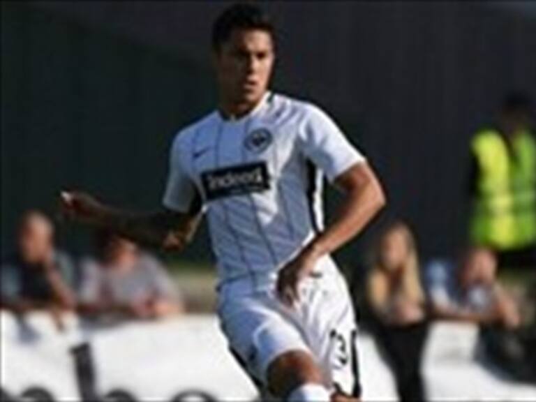 Carlos Salcedo en su primer duelo con el Eintracht Frankfurt. Foto: Getty Images