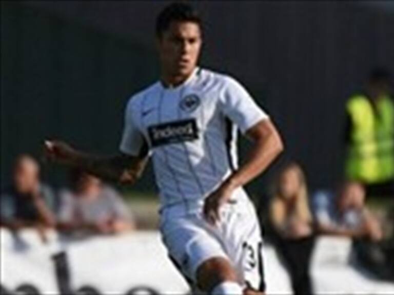 Carlos Salcedo en su primer duelo con el Eintracht Frankfurt. Foto: Getty Images