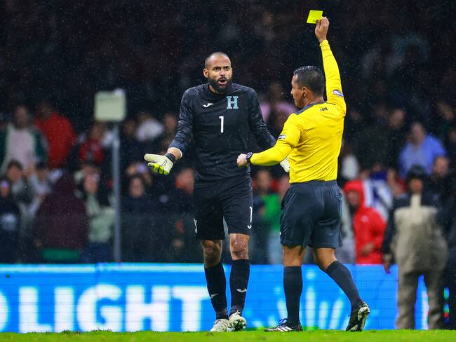 Honduras planea denunciar formalmente al árbitro Iván Barton, por el juego contra México