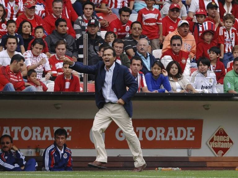 Fernando Quirarte dirigiendo a las Chivas . Foto: Getty Images