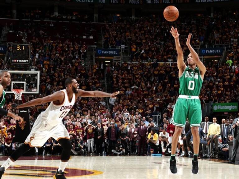 Avery Bradley encesta el triple de la victoria. Foto: Getty