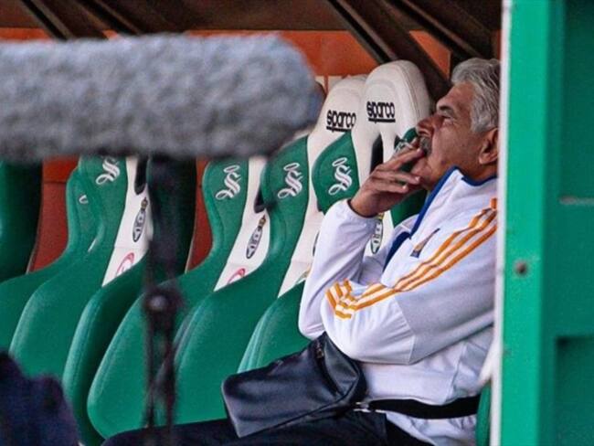 Tuca Ferretti, suspendido por fumar en la banca