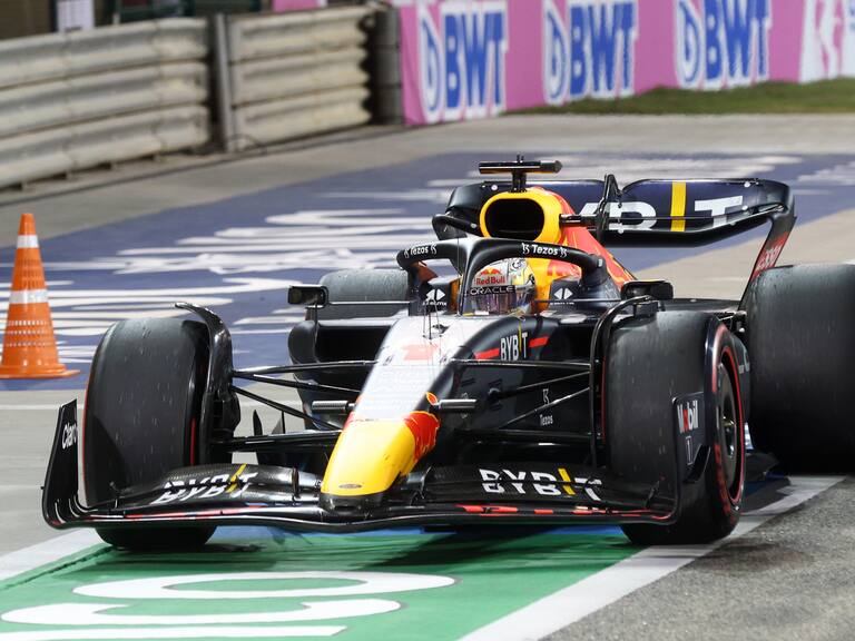 BAHRAIN, BAHRAIN - MARCH 20: Max Verstappen of the Netherlands driving the (1) Oracle Red Bull Racing RB18 pulls into the pits to retire from the race during the F1 Grand Prix of Bahrain at Bahrain International Circuit on March 20, 2022 in Bahrain, Bahrain. (Photo by Clive Rose - Formula 1/Formula 1 via Getty Images)