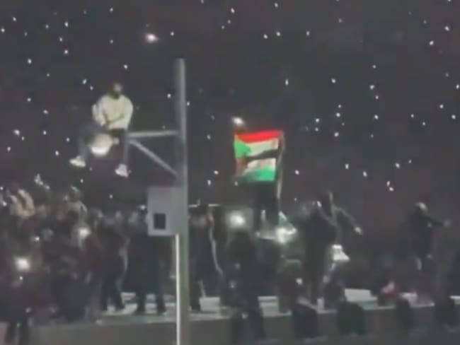 Super Bowl LIX: Hombre con bandera de Palestina se cuela al show de medio tiempo