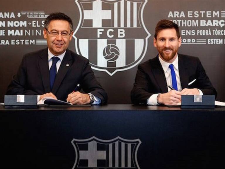 Messi firmando su contrato. Foto: Twitter