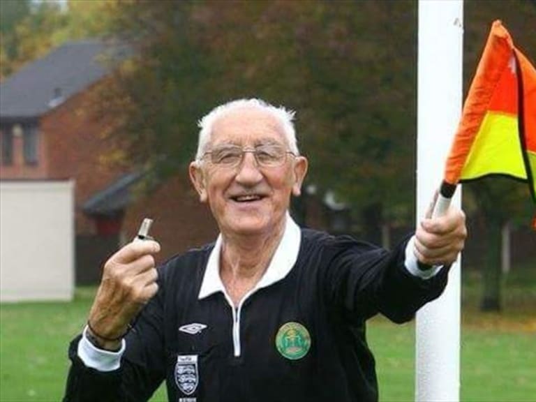 William Hardy, árbitro más viejo. Foto: Twitter