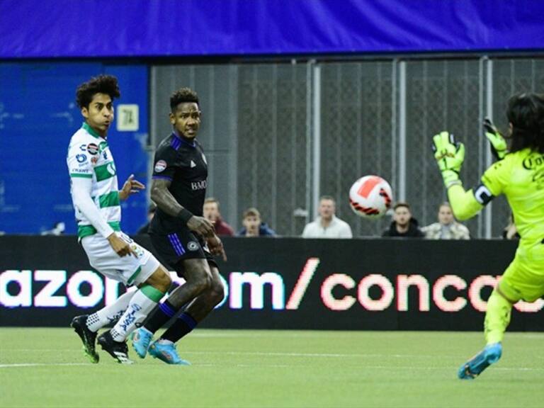 Carlos Acevedo no pudo evitar los tres tantos de los canadienses . Foto: MexSport