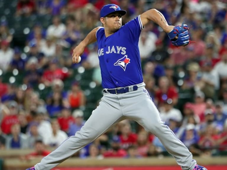 Roberto Osuna contra los Rangers de Texas. Foto: Getty Images