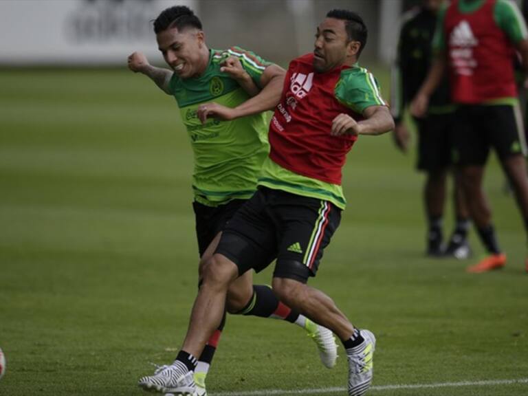 Carlos Salcedo disputando un balón con Marco Fabián. Foto: Getty Images