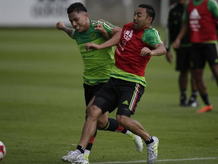 Carlos Salcedo disputando un balón con Marco Fabián. Foto: Getty Images