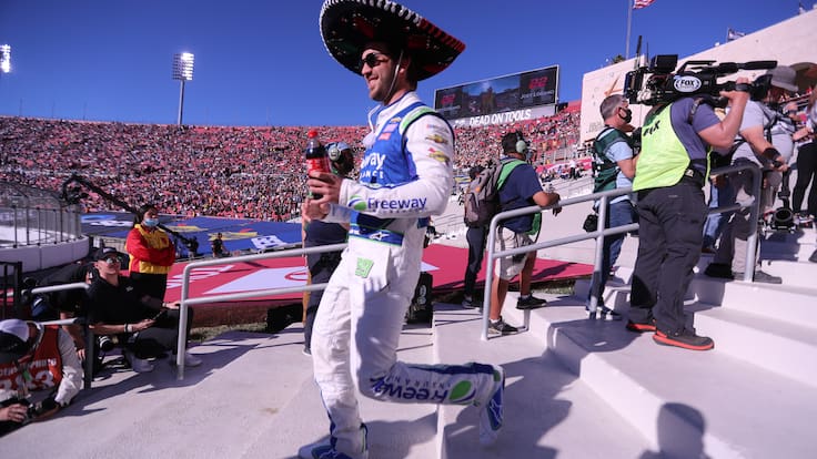 Daniel Suárez gana la NASCAR Xfinity Series en México