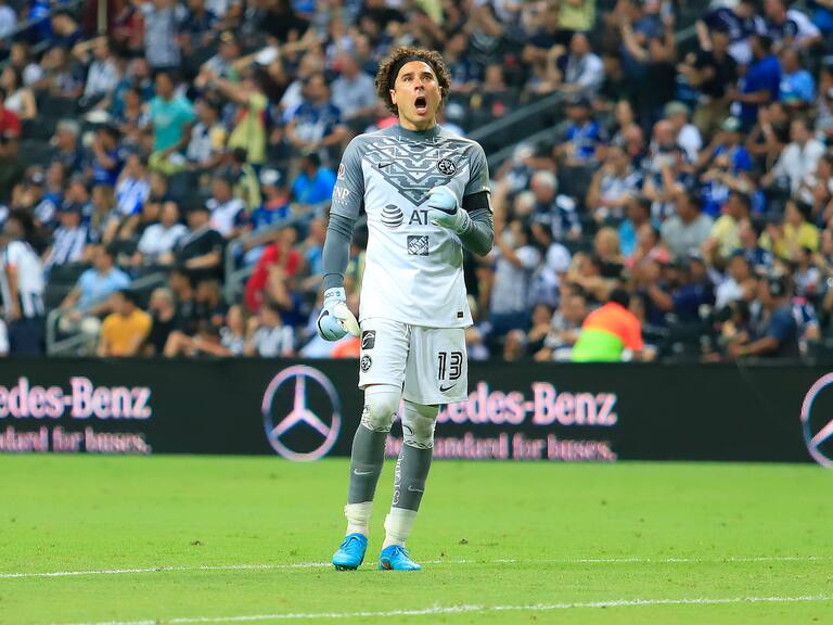 Memo Ochoa demuestra su calidad como pateador de futbol americano