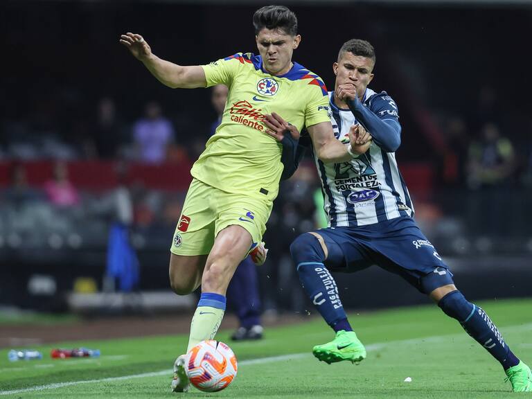 MEXICO CITY, MEXICO - APRIL 23: Israel Reyes (L) of America struggles for the ball against Nelson Deossa (R) of Pachuca during the 2024 Concacaf Champions Cup semi-final first leg match between America and Pachuca at Azteca Stadium on April 23, 2024 in Mexico City, Mexico. (Photo by Manuel Velasquez/Getty Images)