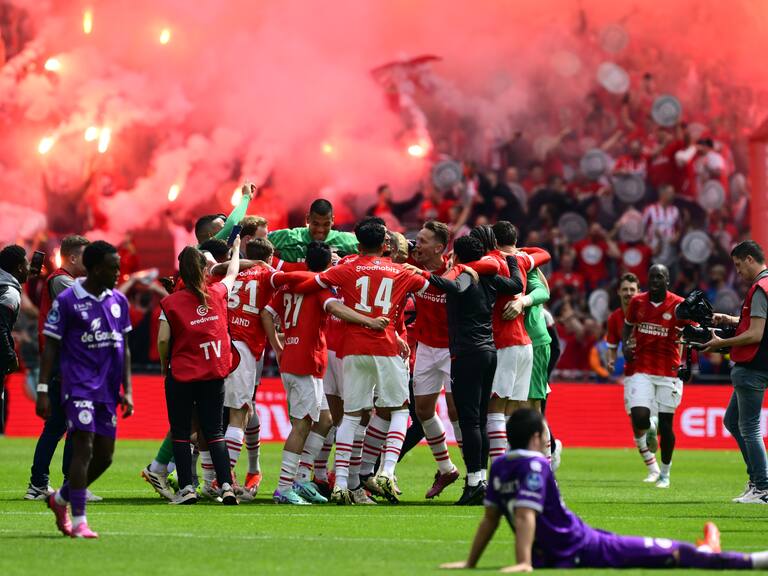 Chucky Lozano festeja el campeonato del PSV en la Eredivisie ante miles de aficionados